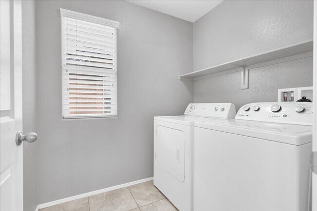 Building Photo - Immaculate 3 Bed / 2.5 Bath Home for Lease...