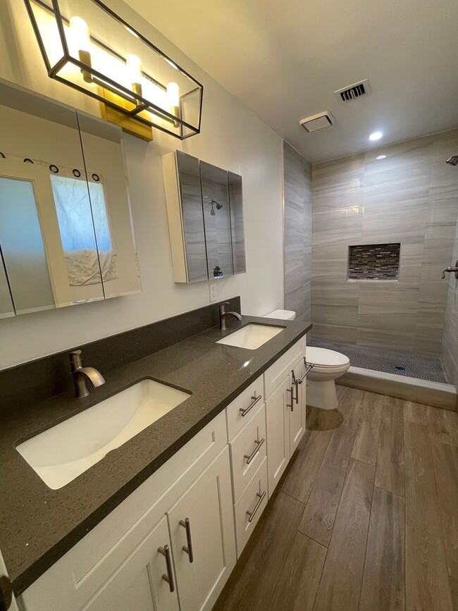 Building Photo - Modern and Move In Ready