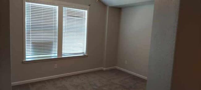 Building Photo - 5909 NE 57th Ave