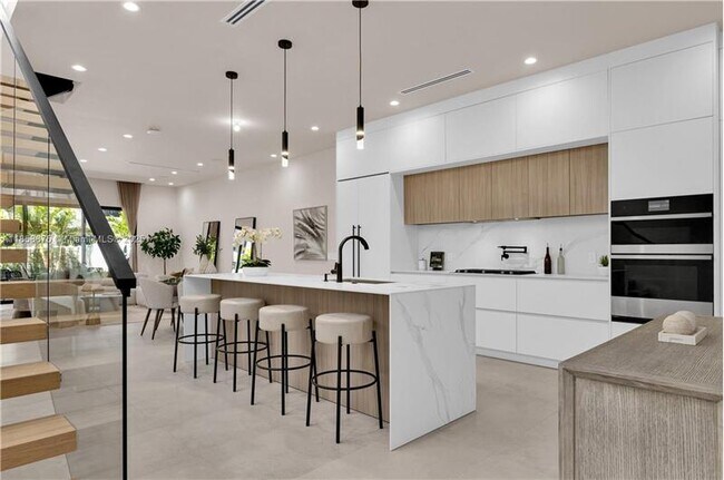 Building Photo - 921 NE 17th Terrace