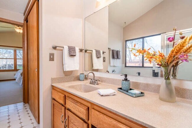 Building Photo - Online for roommate application ONLY