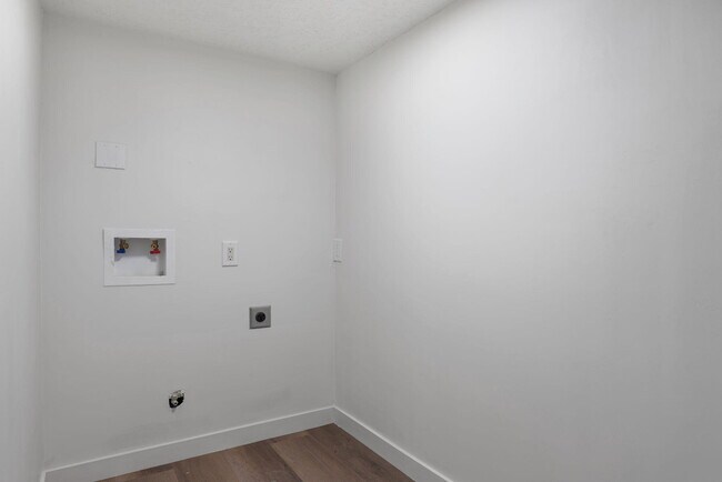 Building Photo - 219 Solano Dr SE