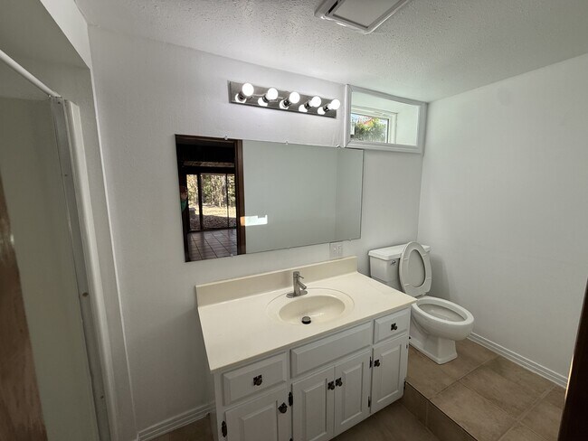 Building Photo - 565 Paris St