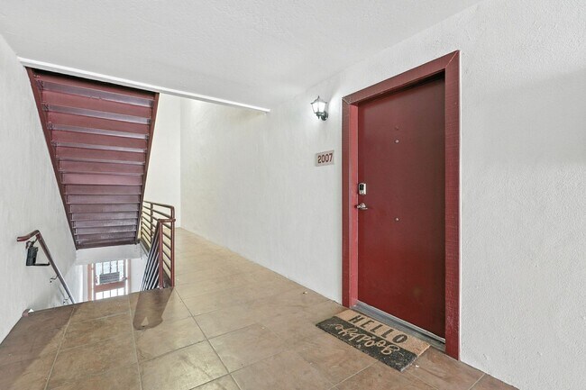 Building Photo - Walking Distance to ASU!