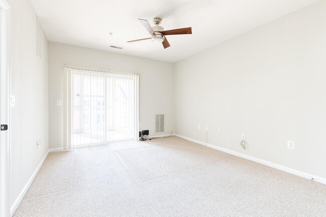 Building Photo - 400 Symphony Cir