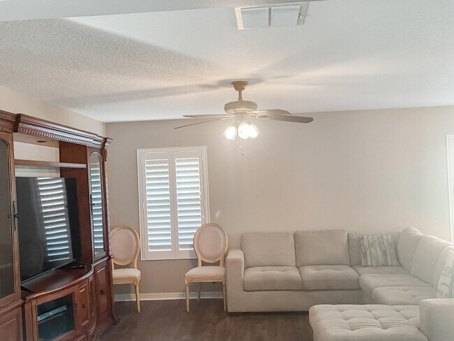 Building Photo - 1641 Strathmore Cir