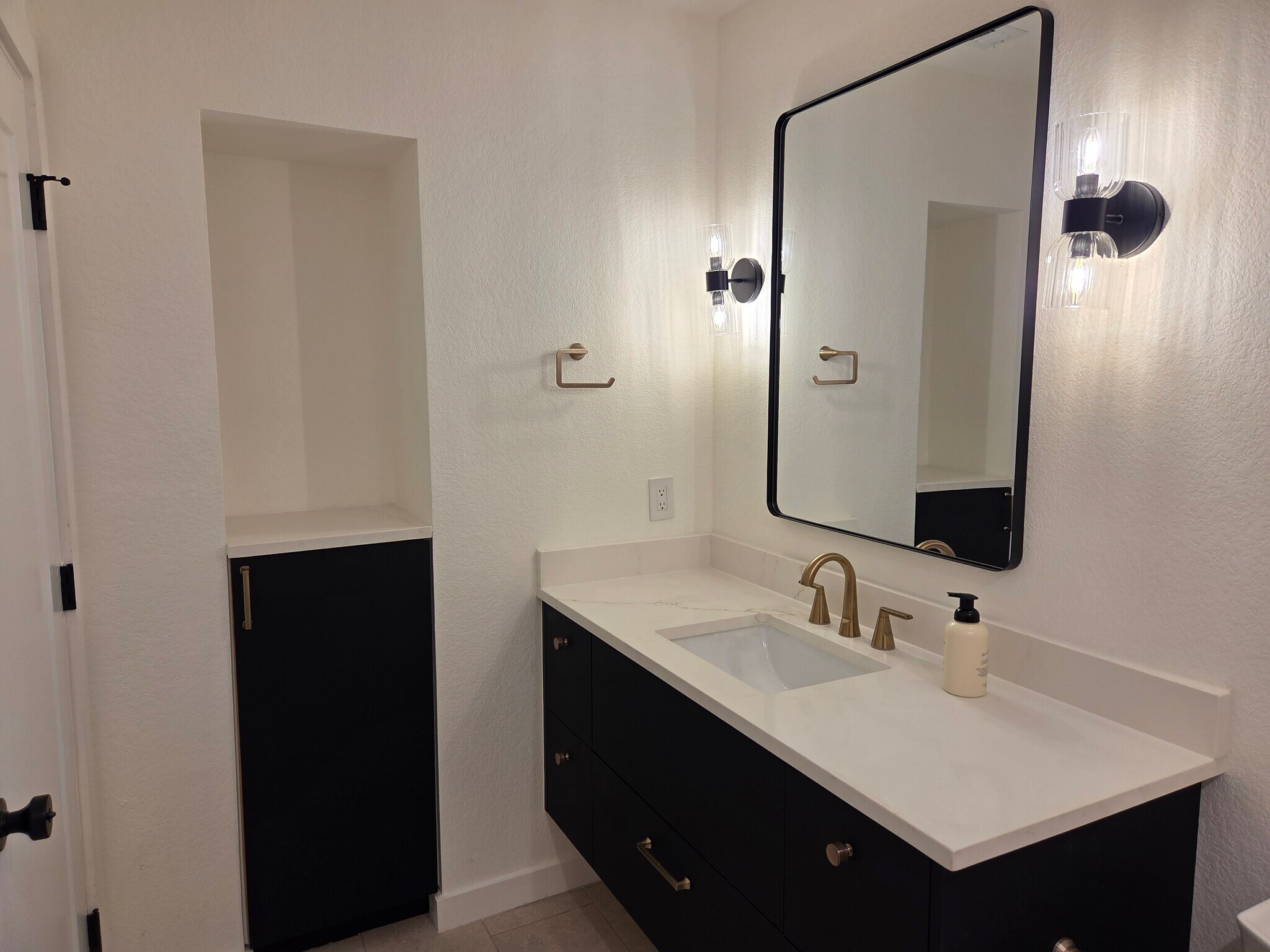 Hall Bathroom - 10717 Deer Canyon Rd