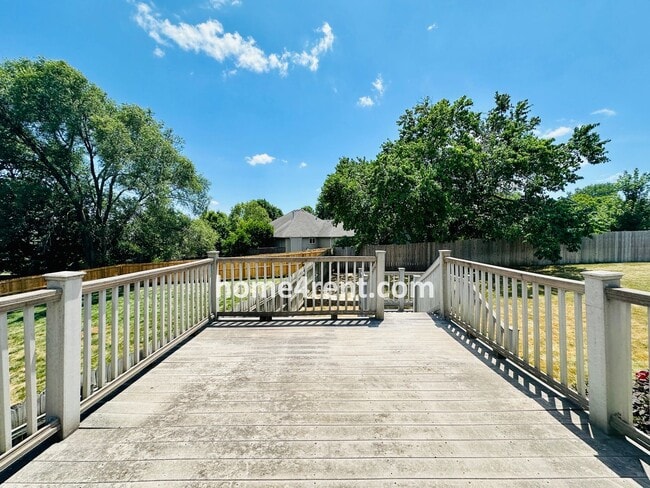 Building Photo - Four Bedroom Olathe Home in a Quiet Neighb...