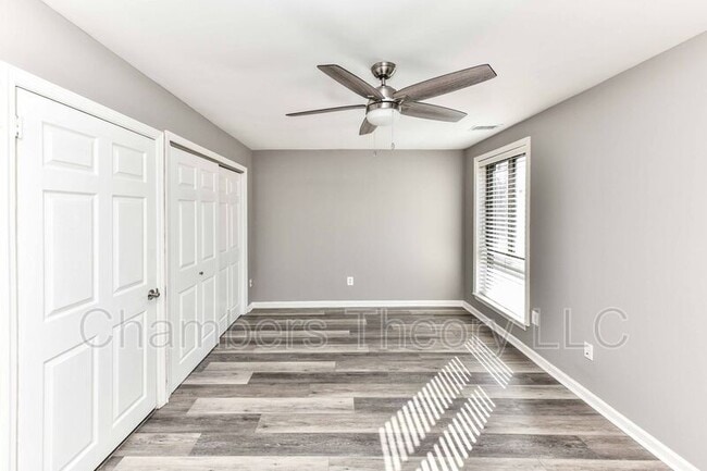 Building Photo - 11220 Chestnut Grove Square