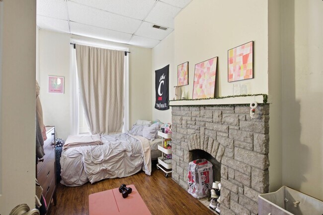 Building Photo - 122 E University Ave