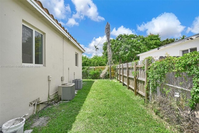 Building Photo - 2622 SW 36th Ave