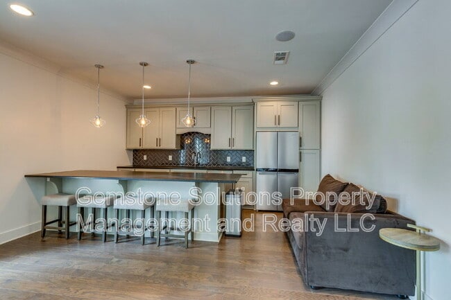 Building Photo - 1806 Burland Cres
