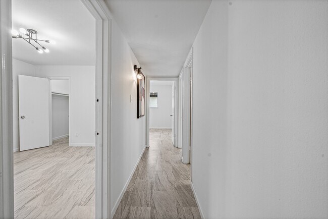Building Photo - 11823 S Willow Cir