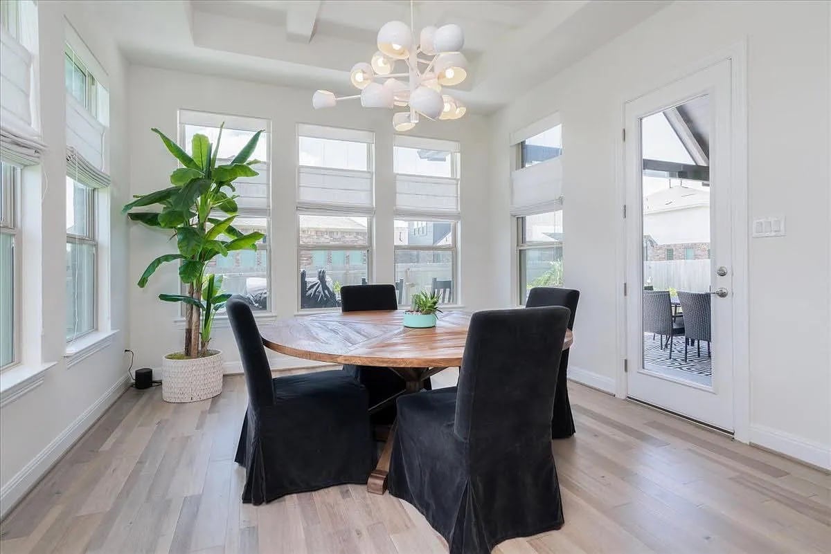 Building Photo - Room in House on Fresno Ave