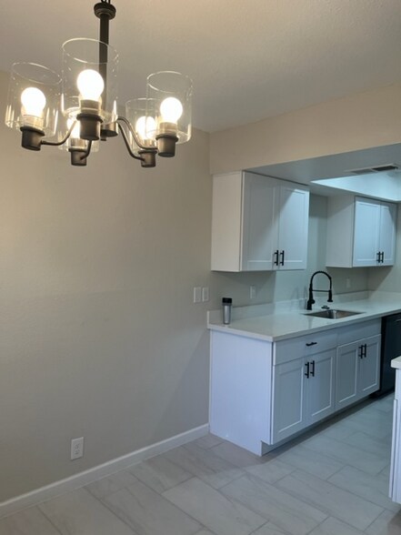 Building Photo - 286 W Palomino Dr