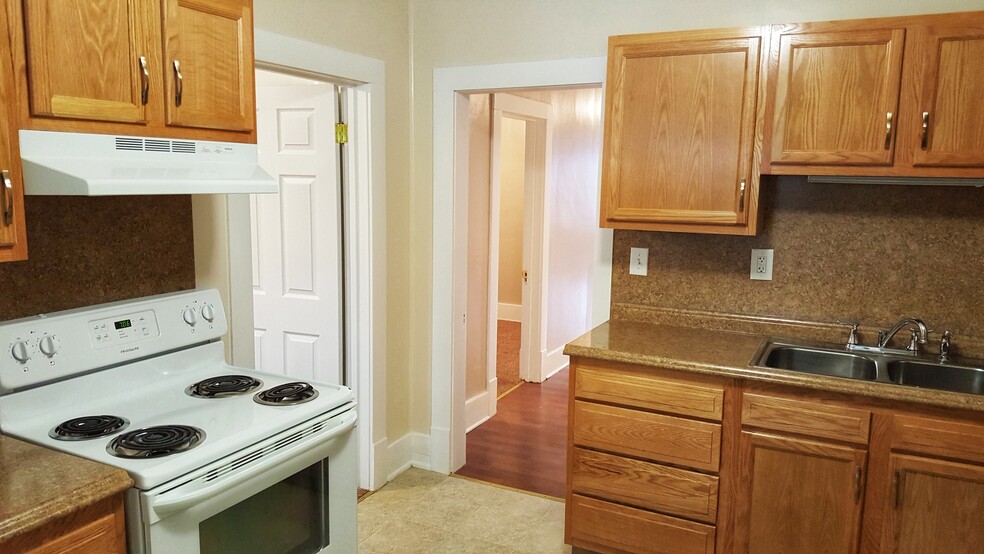 Kitchen (view of hallway to dining room) - 332 Rice St