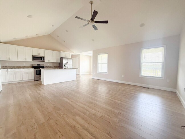 Building Photo - Bright & Spacious 3BR/2BA Home with 2-Car Garage Near I-40 in Crossville