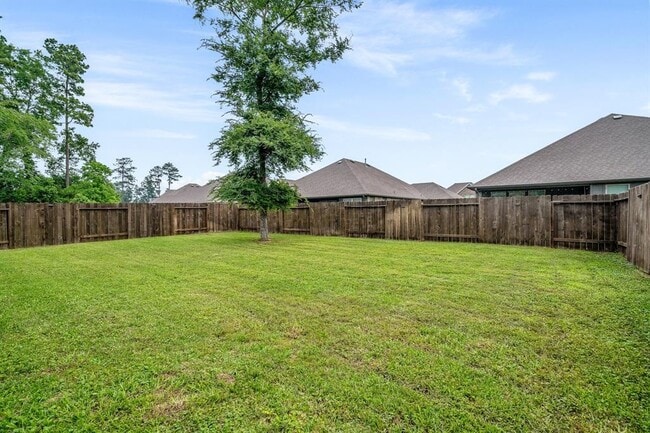 Building Photo - 14261 Lake Lodge Dr