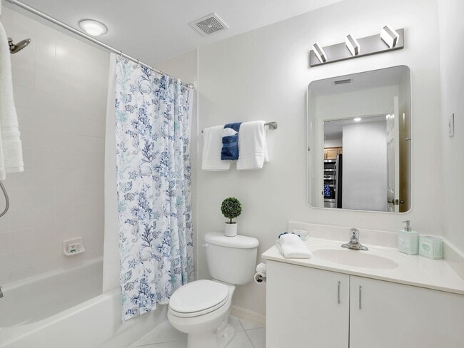 Building Photo - Seasonal 3-Bed First Floor Condo Rental in the Heart of Naples