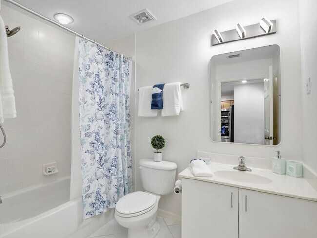 Building Photo - Stylish Seasonal Condo Rental in the Heart of Naples – 3BR Condo in Botanical Place!