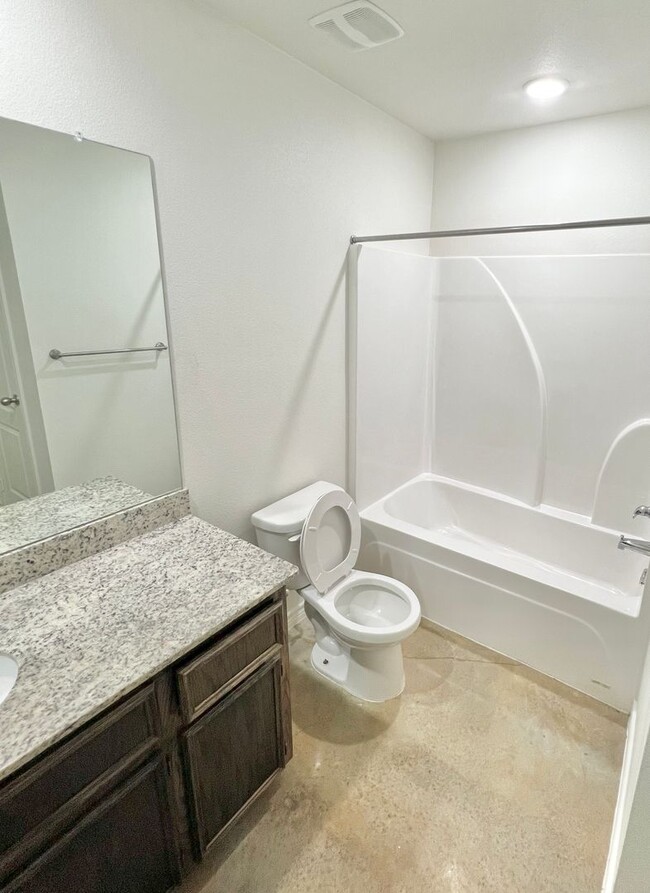Building Photo - Cute Duplex On Amelia Earhart!