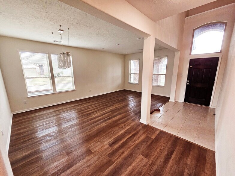 Building Photo - 8023 Cheyenne Hills Trl
