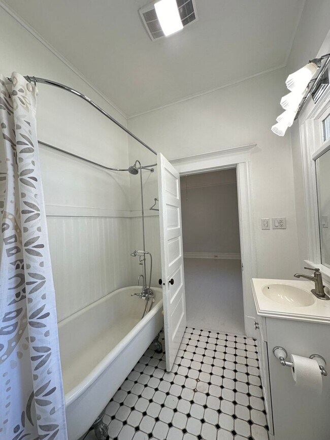 Building Photo - Upstairs 2 Bedroom - Near UCD Med Center