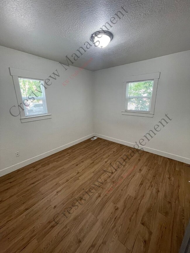 Building Photo - 452 E Lambourne Ave