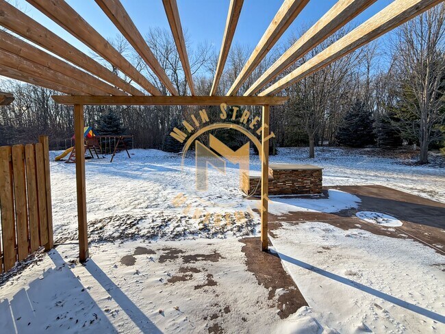 Building Photo - Executive Duplex: 3 Bed 3.5 Bath w/ 2 Stall Heated Garage