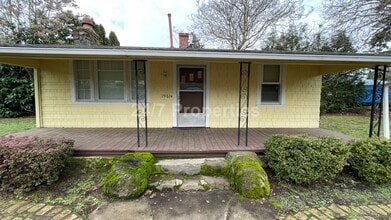 Building Photo - Updated Vintage 2 BD Home on a Spacious Lot - Milwaukie