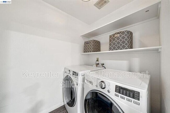 Building Photo - 7403 Hillsdale Dr