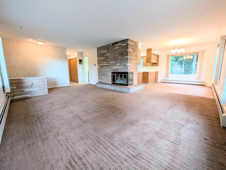 large livingroom, high end carpet - 2575 Yew Street Rd