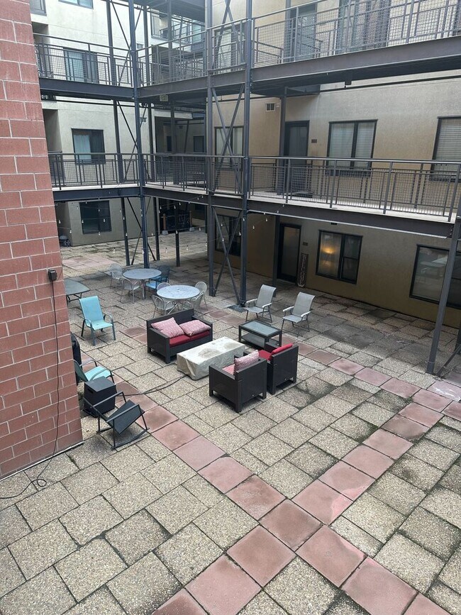 Building Photo - Gorgeous Condo!