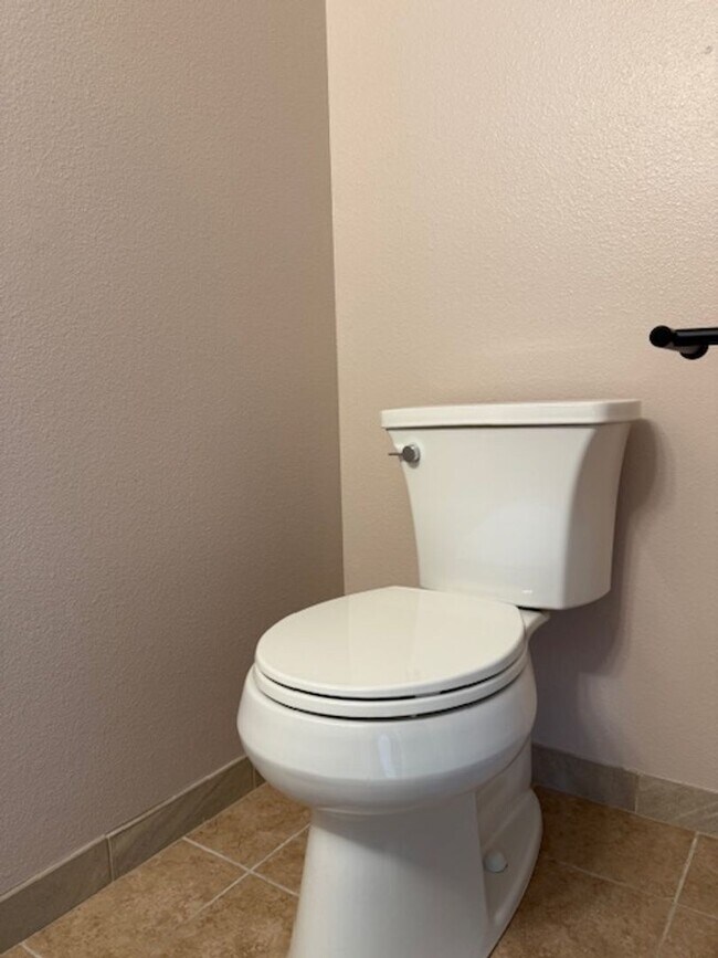 Building Photo - House For Lease