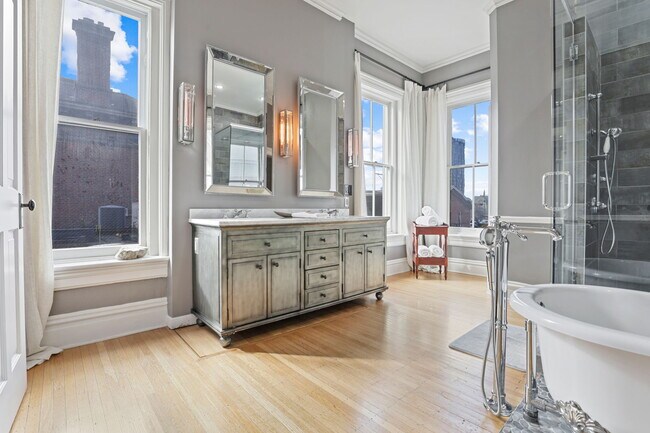 Building Photo - 550 E Town St