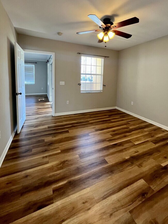 Building Photo - Spacious 2/2 unit becoming available July ...