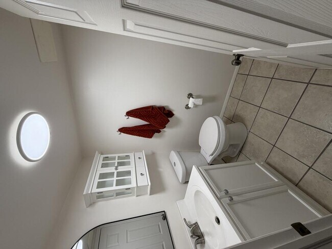 Building Photo - 721 Robins Ave