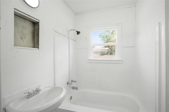 Building Photo - 3001 Amboy St