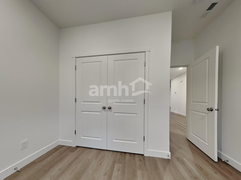 Building Photo - 8006 Katriel Ct SW