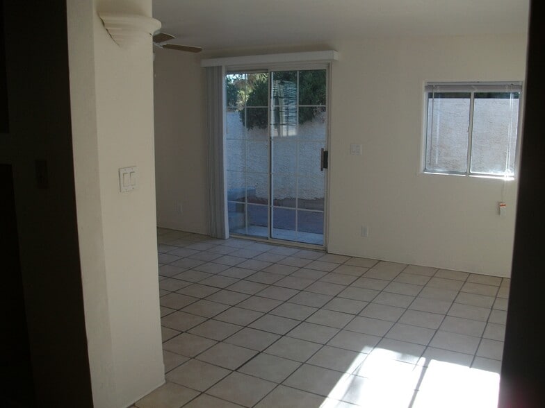 Building Photo - 2998 Kennewick Dr