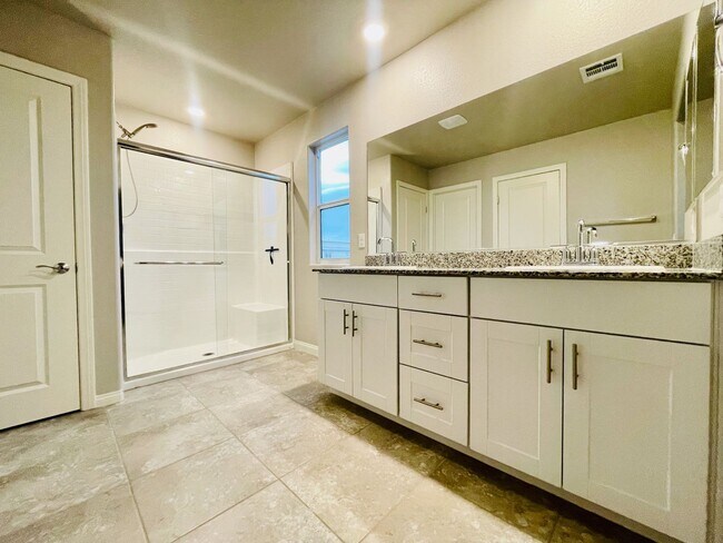 Building Photo - Newer 5 Bd, 3 Bth, Bonus Room, Open Floor ...