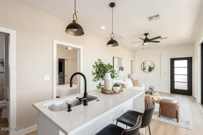 Building Photo - 1721 W Sherman St