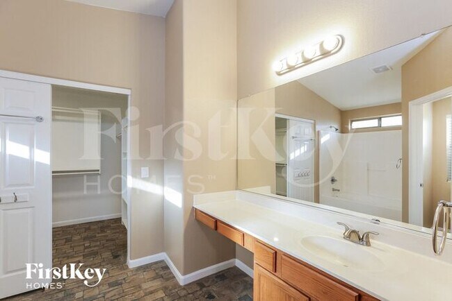 Building Photo - 10894 W Alvarado Rd