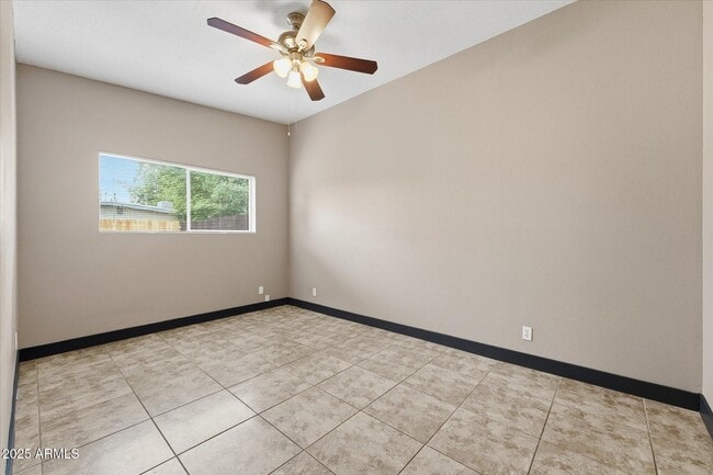 Building Photo - 1102 N April Cir