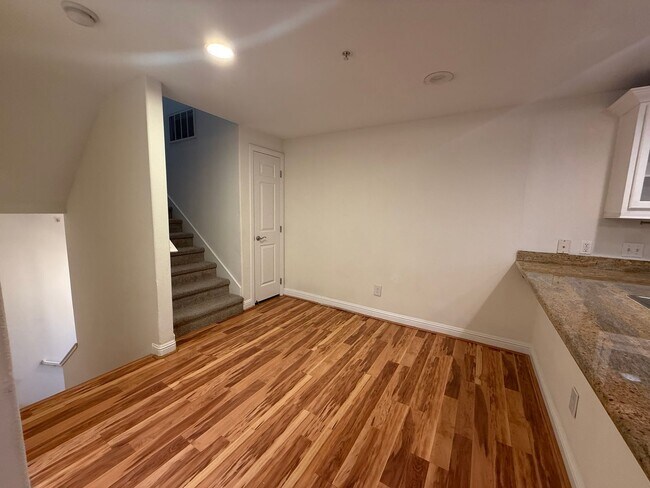 Building Photo - Spacious 1 bed 1 bath condo with loft Available now!