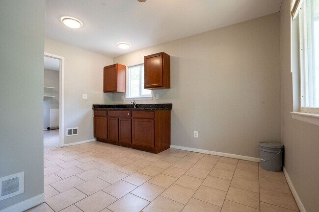 Building Photo - Warren 3 bedroom ranch