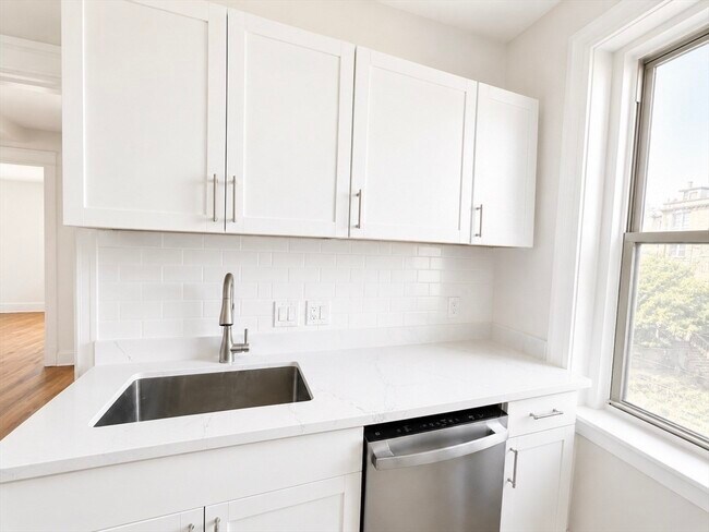 Building Photo - 15 Colborne Rd