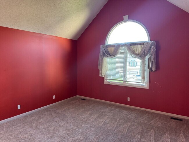 Building Photo - Four Bedroom Home Available in July - Fini...
