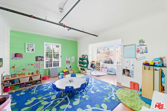 Building Photo - 522 W Vernon Ave