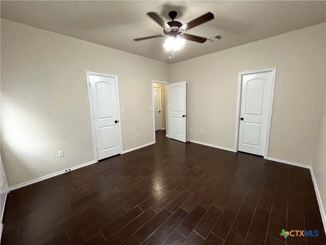 Building Photo - 685 Creekside Cir